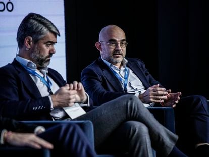Carlos Núñez, a la derecha, durante la mesa redonda organizada la Asociación de Medios de Información este jueves en su asamblea anual en Madrid.