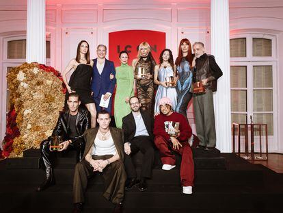 Foto de familia de entregadores, premiados y parte del equipo de la revista durante la entrega de los premios ICON 2023.