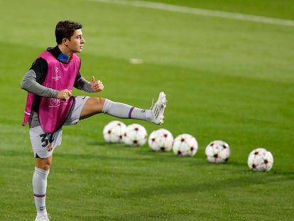 Pablo Torre, durante un calentamiento del Barcelona en Champions frente al Viktoria Plzen.