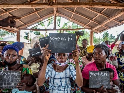 Las mujeres de una escuela rural de Zé muestran sus progresos con la escritura. En esta comunidad se trabaja en la igualdad de género a través de la educación y la formación sanitaria.