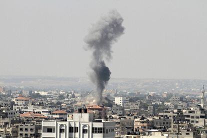 Una columna de humo se eleva tras un ataque aéreo israelí en Gaza, el 8 de julio de 2014.