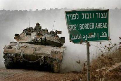 Un tanque israelí atraviesa la zona fronteriza con Líbano de regreso a su país el pasado miércoles, tras la entrada en vigor del alto el fuego.