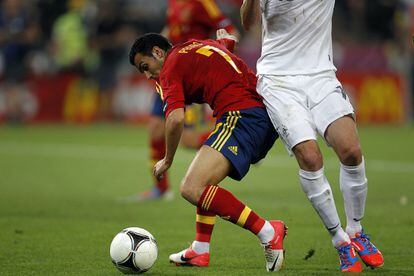 Pedro lucha un bal&oacute;n en el partido contra Francia.