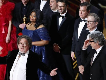 El productor Charles B. Wessler con el queipode Green Book tras ganar el Oscar a la mejor Pel&iacute;cula