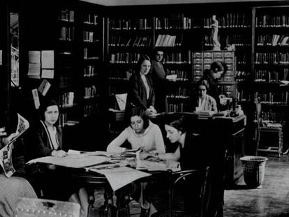 Mujeres estudiantes en una biblioteca.