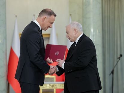 Andrzej Duda y Jaroslaw Kaczynski durante la ceremonia de nombramiento del presidente del PiS como vice primer ministro, este miércoles.