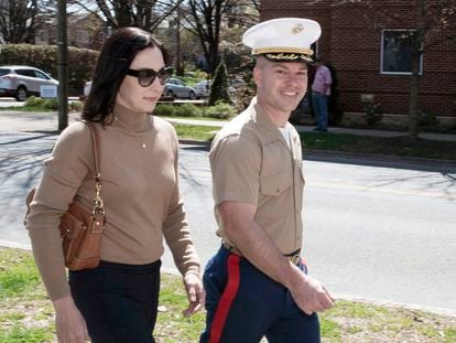El mayor de la infantería de Marina Joshua Mast y su esposa, Stephanie, a su llegada a un juzgado en la ciudad de Charlottesville, en Virginia (Estados Unidos) en marzo de este año