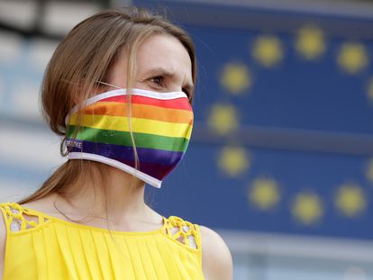 Una activista muestra su apoyo a la comunidad LGTBI polaca frente al Parlamento Europeo, este martes.