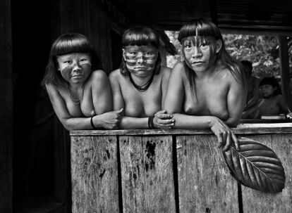 Las primas Hahani, Tiniru y Ugunja, en el centro de salud de la Sesai cercano al canal Pretáo (Estado de Amazonas, 2017). Ugunja murió meses después a causa de una sustancia tóxica que los suruwahás utilizan para cazar y pescar.