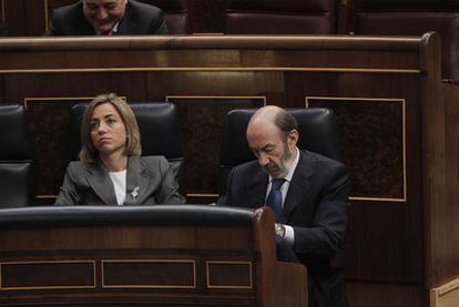 La ministra de Defensa, Carme Chacón, y el vicepresidente primero, Alfredo Pérez Rubalcaba, el pasado miércoles en el Congreso.