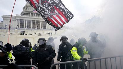 Policías del Capitolio intentan contener a una turba seguidora de Donald Trump, el pasado 6 de enero. Foto: Julio Cortez / AP. En vídeo, la invasión del Capitolio por parte de seguidores de Trump. 