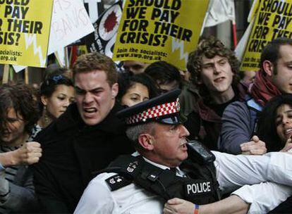 Varios ciudadanos protestan en la City de Londres contra el plan de rescate del Gobierno de Gordon Brown.