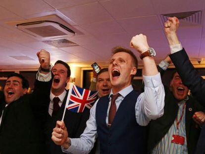 Partidarios del Brexit, celebrando la victoria.