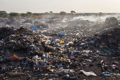 "En Senegal, la producción de desechos se estima en 190 kilos al año por habitante. En su mayoría se abandonan o se queman, lo que provoca una considerable contaminación en el suelo, el aire y el océano. La generación de residuos incrementa a medida que a la aumenta la población urbana y el desarrollo y además, los residuos se importan a granel de los países desarollados, que a su vez cada vez producen más desechos. El mejor residuo es el que no se produce; Rechazar, evitar, reutilizar, estos son los motivos de nuestra lucha.", informa la asociación Zéro Déchet Sénégal.