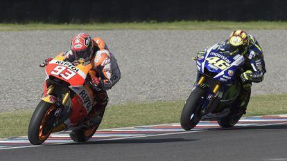Márquez lidera la carrera instantes antes de caer tras ser adelantado por Rossi.