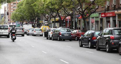 Coches aparcados en el barrio de Moscardó, distrito de Usera.
