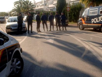 Un grupo de policías nacionales en Marbella (Málaga).