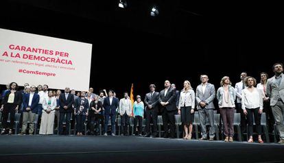 Puigdemont i membres dels partits independentistes en un acte pel referèndum.