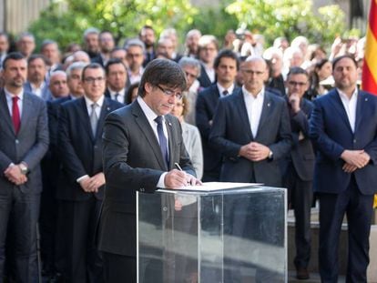 El presidente catal&aacute;n, Carles Puigdemont, firma el manifiestopara la celebracion del refer&eacute;ndum.