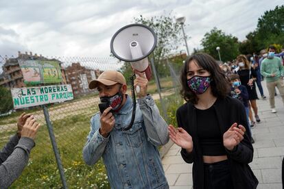 Manifestación vecinal contra la subasta de unos terrenos del Ministerio de Defensa junto al metro Colonia Jardín.