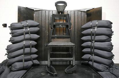 La sala de ejecuciones de la prisión estatal de Utah tras la ejecución. En la silla se observan los balazos.