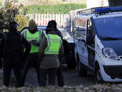 FOTO: La Guardia Civil registra una vivienda en La Pradera de Valsaín, en Segovia, tras detener a Fernández Aceña. / VÍDEO: Detención del presunto yihadista.