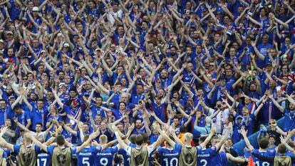 Los jugadores islandeses celebran el pase a octavos con sus aficionados.