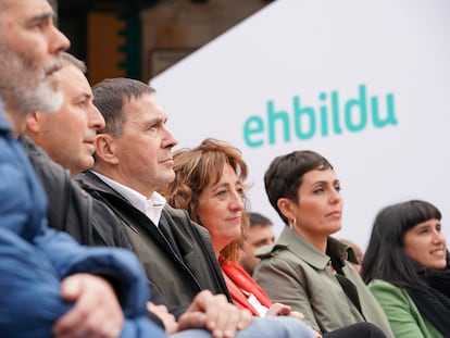 Arnaldo Otegi, participa en un acto político, junto a la candidata de EH Bildu a diputada general de Álava, Eva López de Arroyabe, y  el candidato de EH Bildu a la alcaldía de Agurain, Raúl López de Uralde, en la plaza San Juan de Agurain, el pasado 18 de mayo.