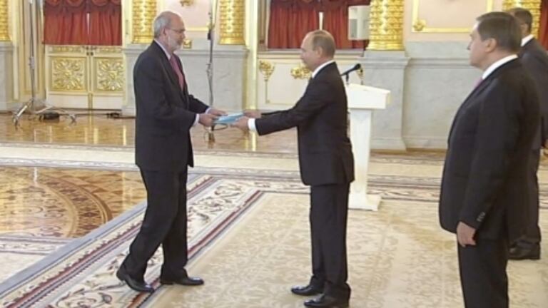 El embajador de Colombia en Moscú, Alfonso López Caballero, durante un evento con el presidente Ruso Vladimir Putin en 2016.