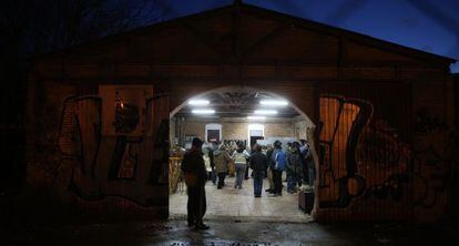 Un grupo de barrenderos registra su asistencia, el pasado viernes.