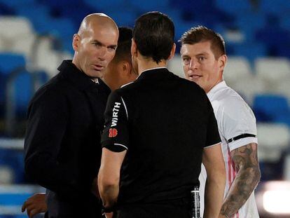 Zidane y Kroos hablan con Martínez Munuera al final del partido contra el Sevilla.