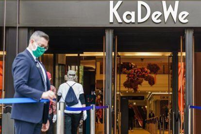 Las tiendas y centros comerciales se preparan ya para funcionar después de la pandemia. Como muestra, el centro comercial KaDeWe, en Alemania, donde el uso de mascarillas será obligatorio tanto para los clientes como para los empleados.