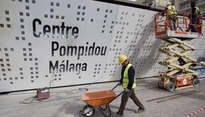 Varios trabajadores ultiman las obras del futuro Centre Pompidou Malaga.