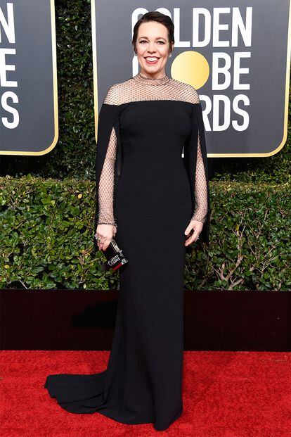 Olivia Colman, ganadora del Globo de Oro como mejor actriz de comedia por su papel en La favorita eligió un sobrio diseño negro de Stella McCartney.