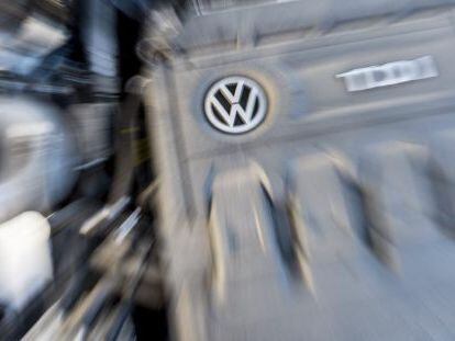 Fotograf&iacute;a con efecto zoom que muestra el motor di&eacute;sel de un Volkswagen Golf 2.0 TDI en un taller en Fr&aacute;ncfort (Alemania)