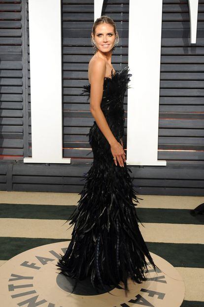 Heidi Klum eligió un vestido negro, decorado con plumas, de corte sirena. 