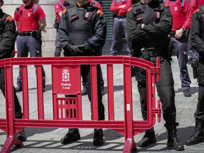 Agentes de la Policía Foral frente al Palacio de Justicia de Pamplona el pasado abril.