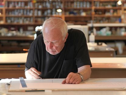Jasper Johns trabajando en su estudio en Sharon, Connecticut, en una imagen de 2013. / JOHN LUND (CORTESÍA DE JASPER JOHNS STUDIO)