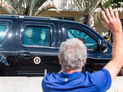 Donald Trump, saluda a sus seguidores mientras su caravana pasa por Southern Boulevard en su camino a Mar-a-Lago en Florida el día de hoy.