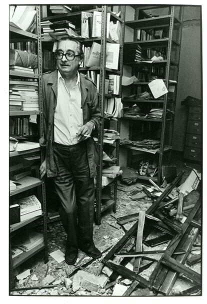 El escritor Joan Fuster en la biblioteca de su domicilio en Valencia tras el atentado. / ANA TORRALBA
	
		
		
	
Contacto: