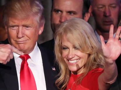 El expresidente Donald Trump, junto a su jefa de campaña, Kellyanne Conway, durante la noche electoral de 2016, en Nueva York.