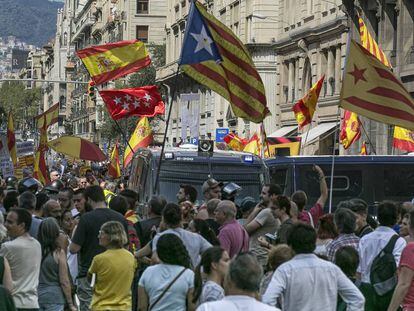 Banderas españolas y esteladas en manifestaciones de signo contrario en Barcelona.