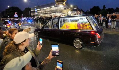 El coche fúnebre con el féretro de Isabel II es trasladado por una carretera de Londres, este martes. 