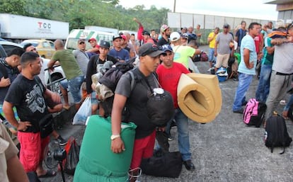 Un grupo de migrantes cubanos espera a ser ubicado en hoteles en Paso Canoas.