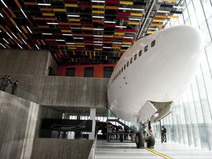 Cabina del 'Lope de Vega', el avión que trajo el 'Guernica' a España desde Nueva York, expuesta en el Muncyt.