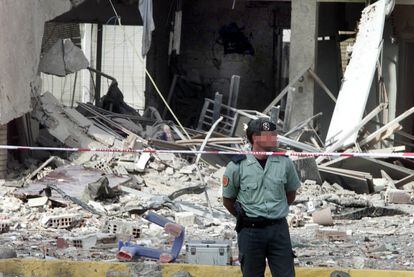 Un guardia civil, ante el edificio de la casa cuartel de Santa Pola (Alicante), tras el atentado terrorista de ETA de 2002.