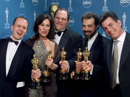 Harvey Weinstein, en 1999 en el centro, con el Oscar a mejor pel&iacute;cula para &#039;Shakespeare enamorado&#039;.