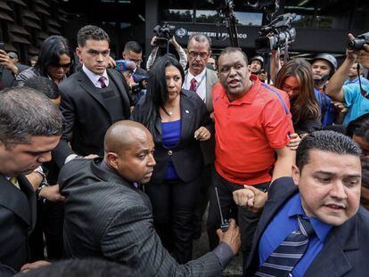 Harington, acompa&ntilde;ada por funcionarios del Supremo, intenta entrar al Ministerio P&uacute;blico, este jueves en Caracas.