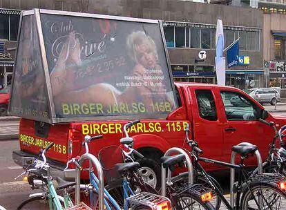 Un vehículo anuncia un club de <i>strip-tease</i> en una céntrica calle de Estocolmo.
