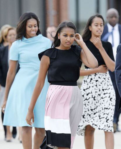 En primer término, Sasha Obama, a la izquierda, Michelle Obama, y a la derecha, Malia Obama.